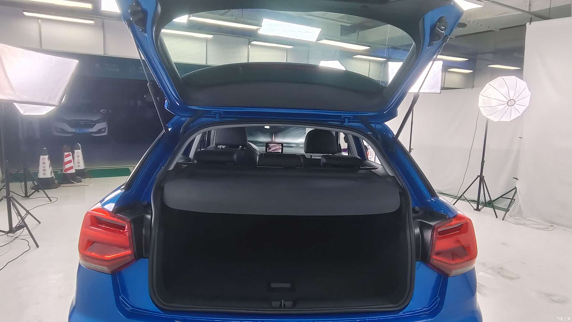Audi Q2L, 2023 14