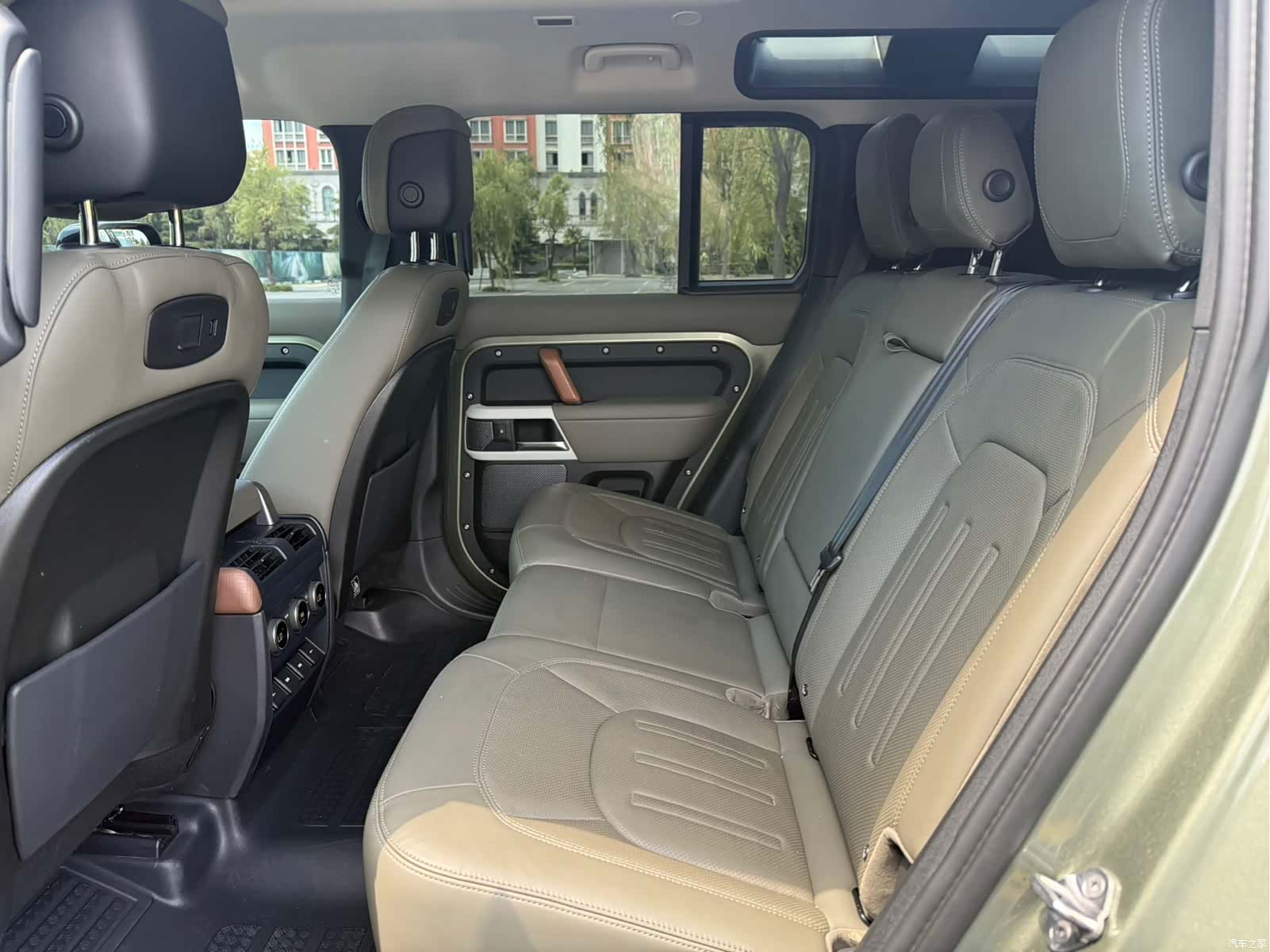 Land Rover Defender, 2020 15
