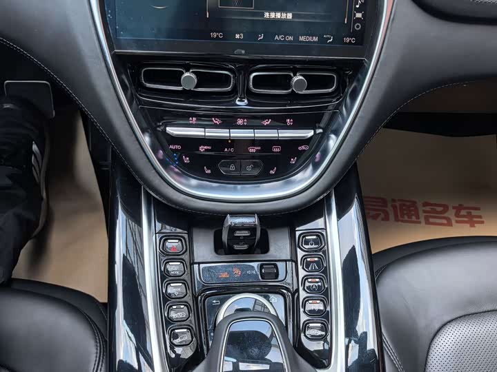 Aston Martin DBX 2022 4.0T V8