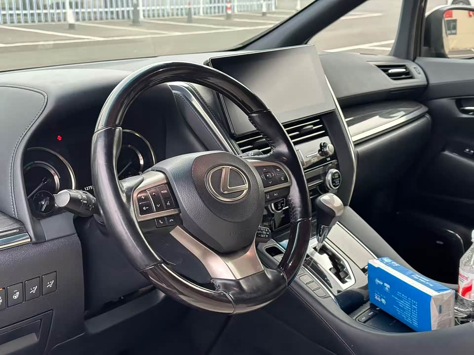 Lexus LM