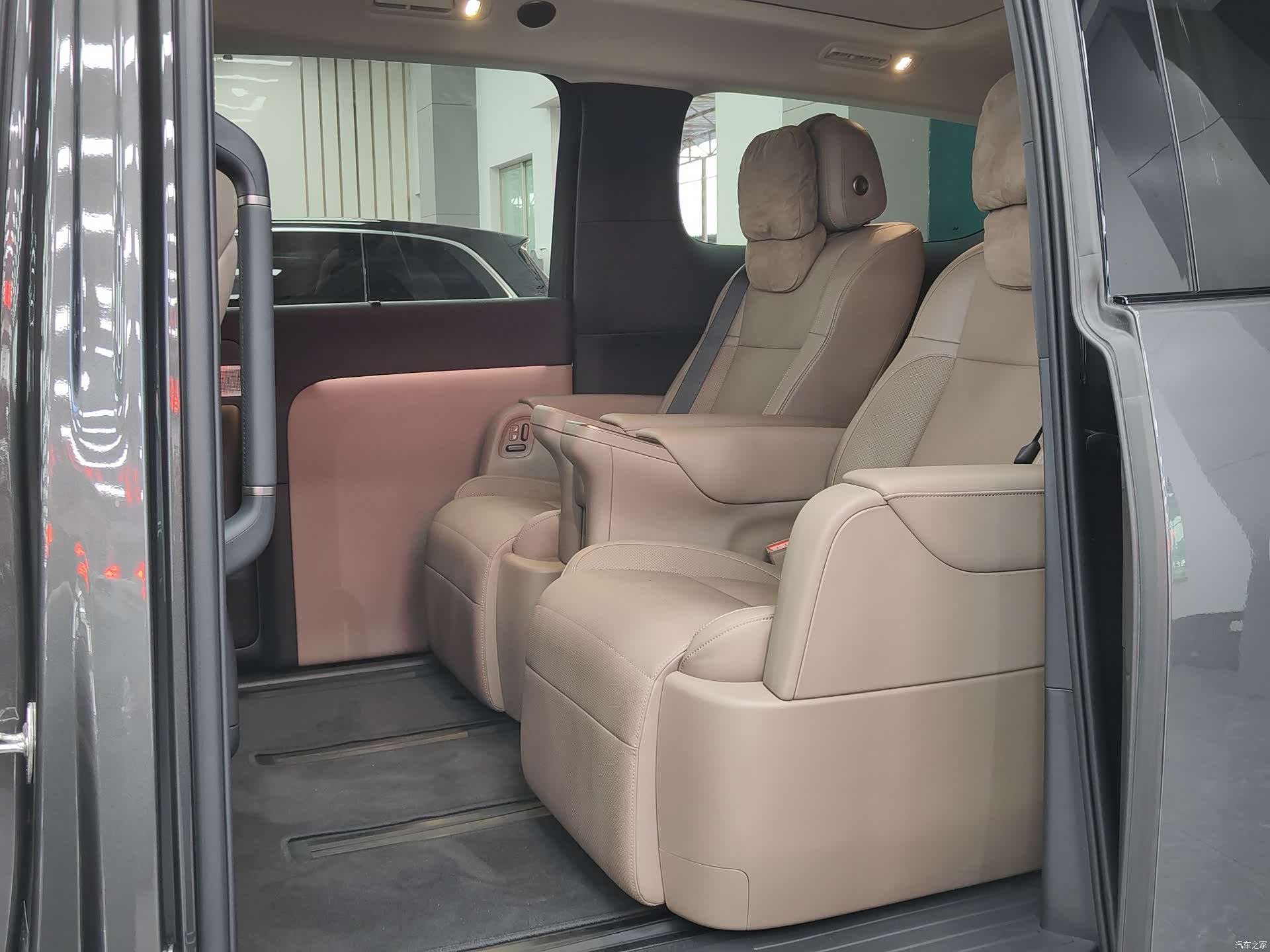Li Auto MEGA, 2025 3