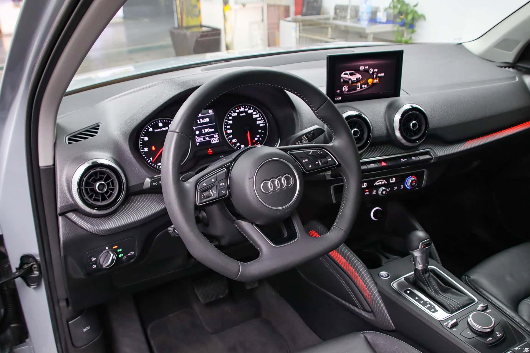 Audi Q2L, 2022 все фото