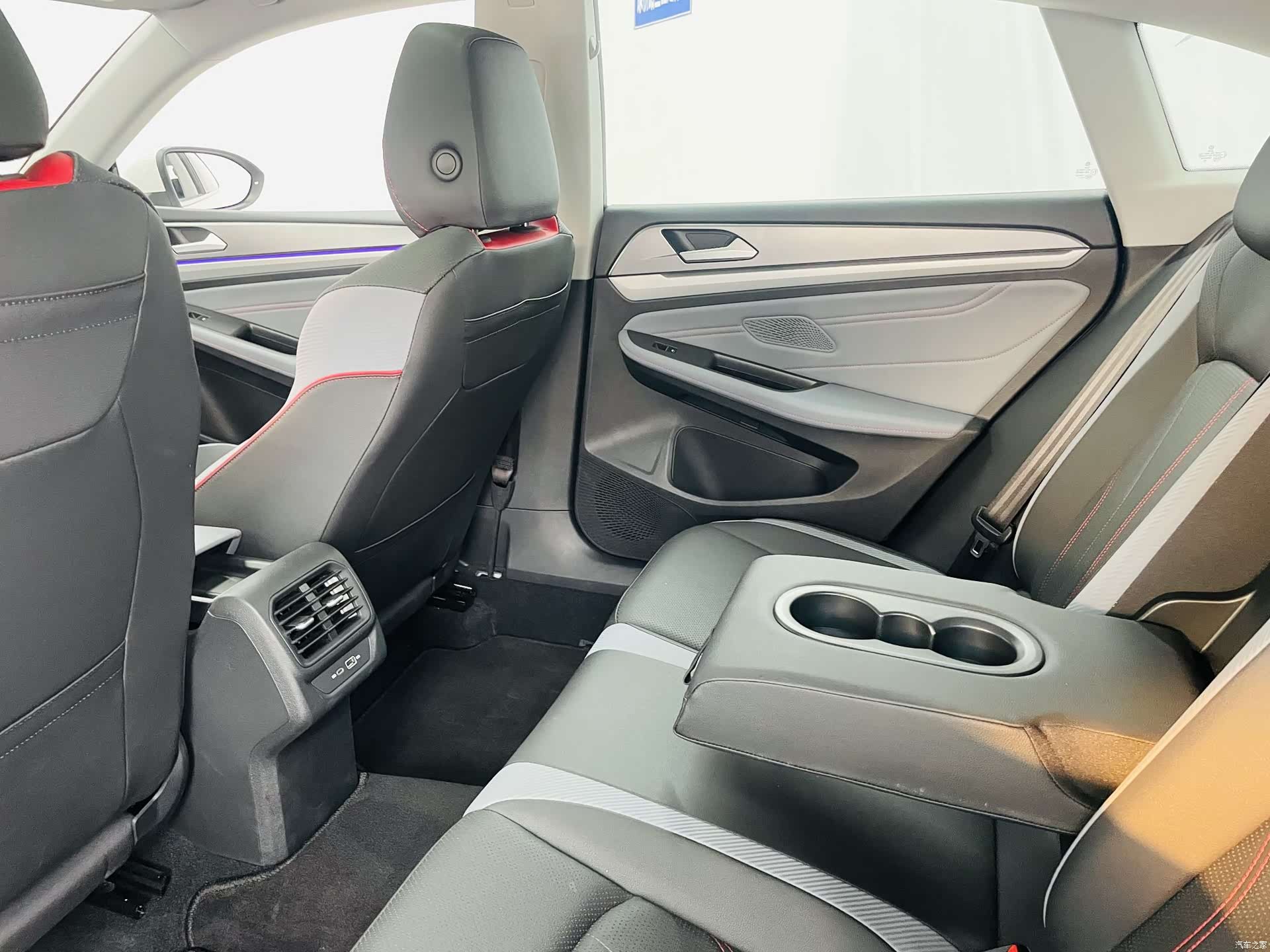 Volkswagen Lamando, 2024 11