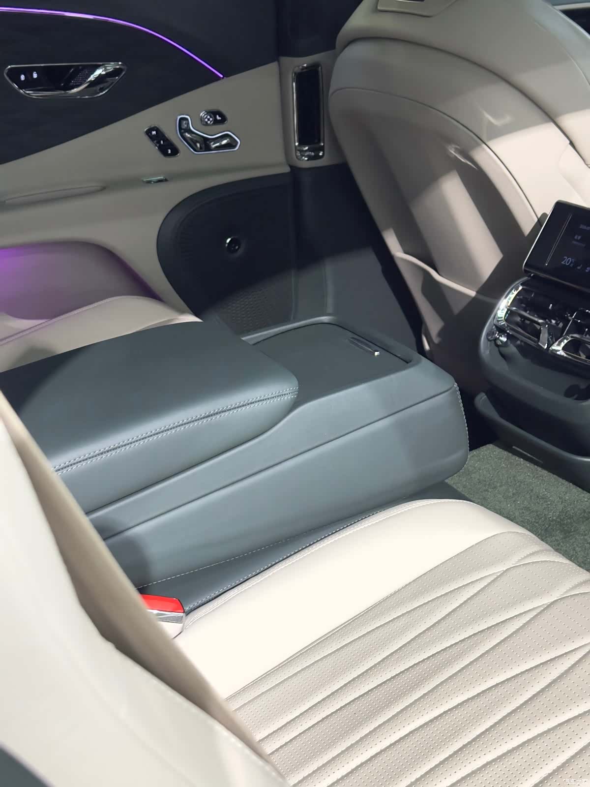 Bentley Flying Spur, 2022 16