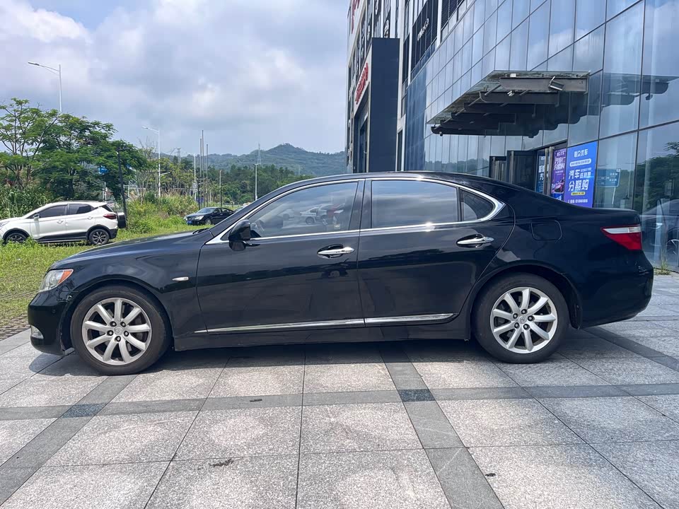 Lexus LS