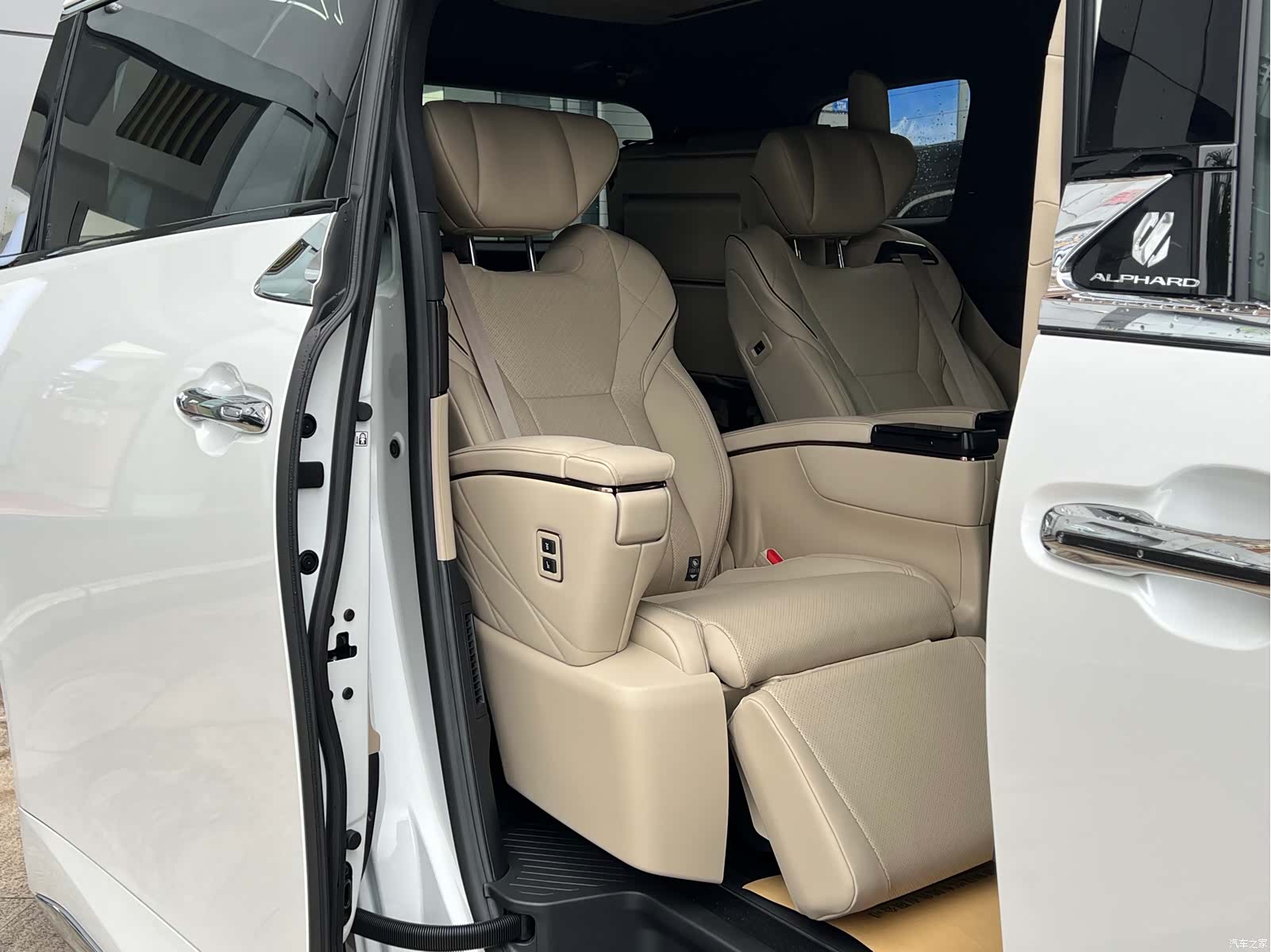Toyota Alphard, 2024 19