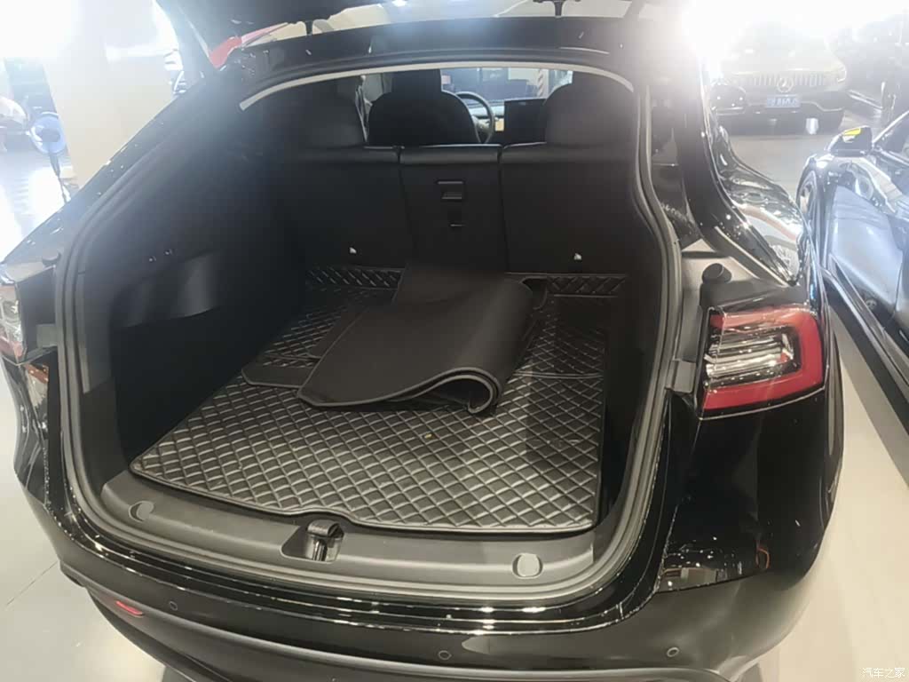Tesla Model Y, 2023 19