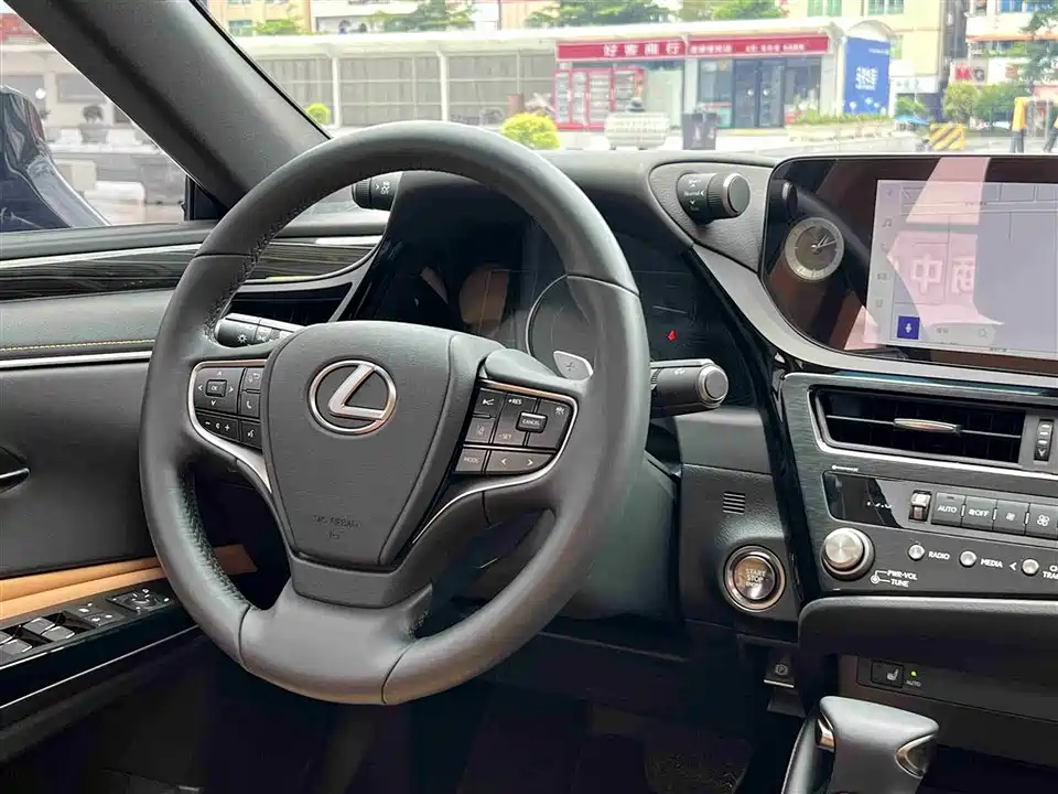 Lexus ES