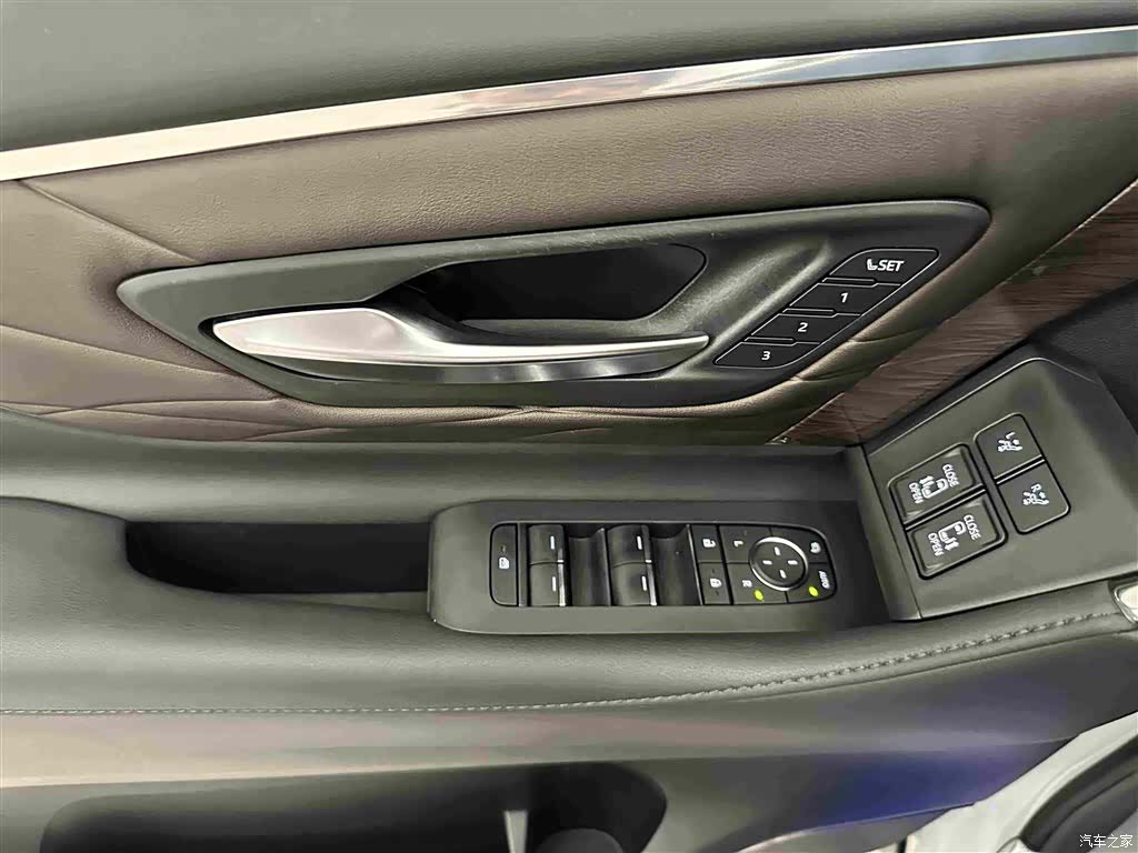 Toyota Alphard, 2024 11