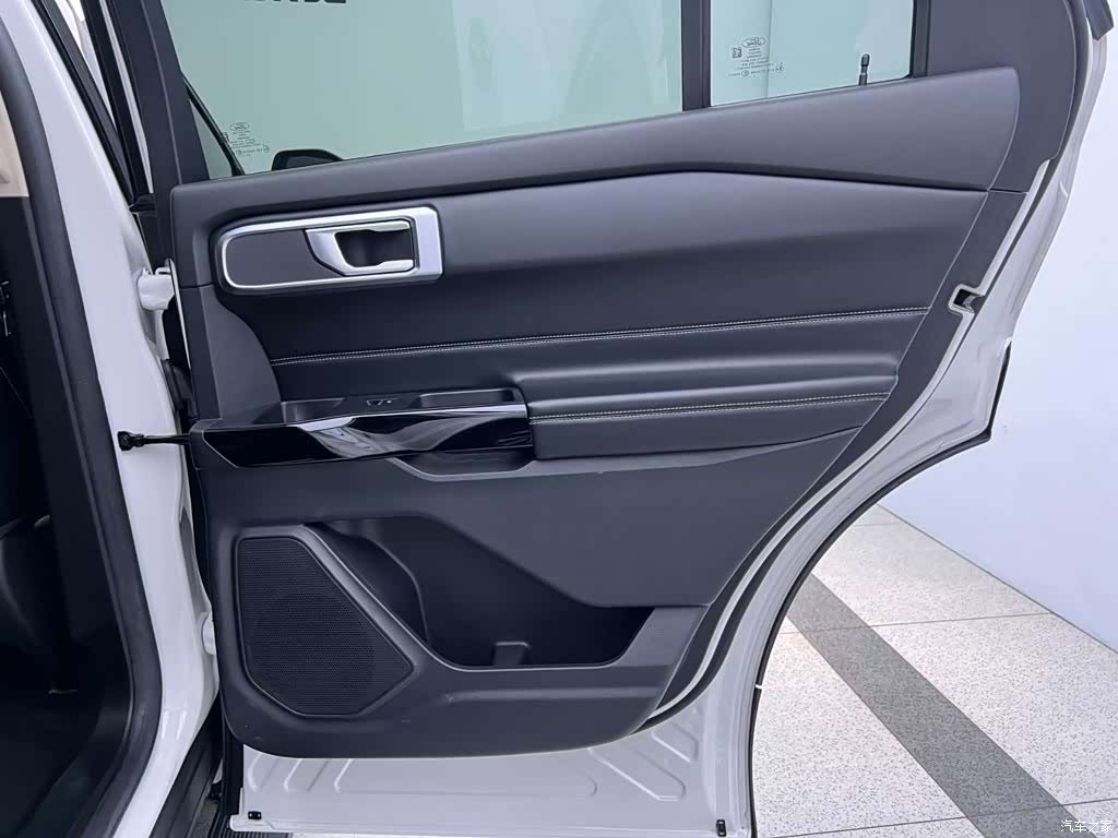 Ford Explorer, 2023 22
