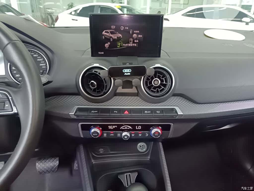 Audi Q2L, 2021 13