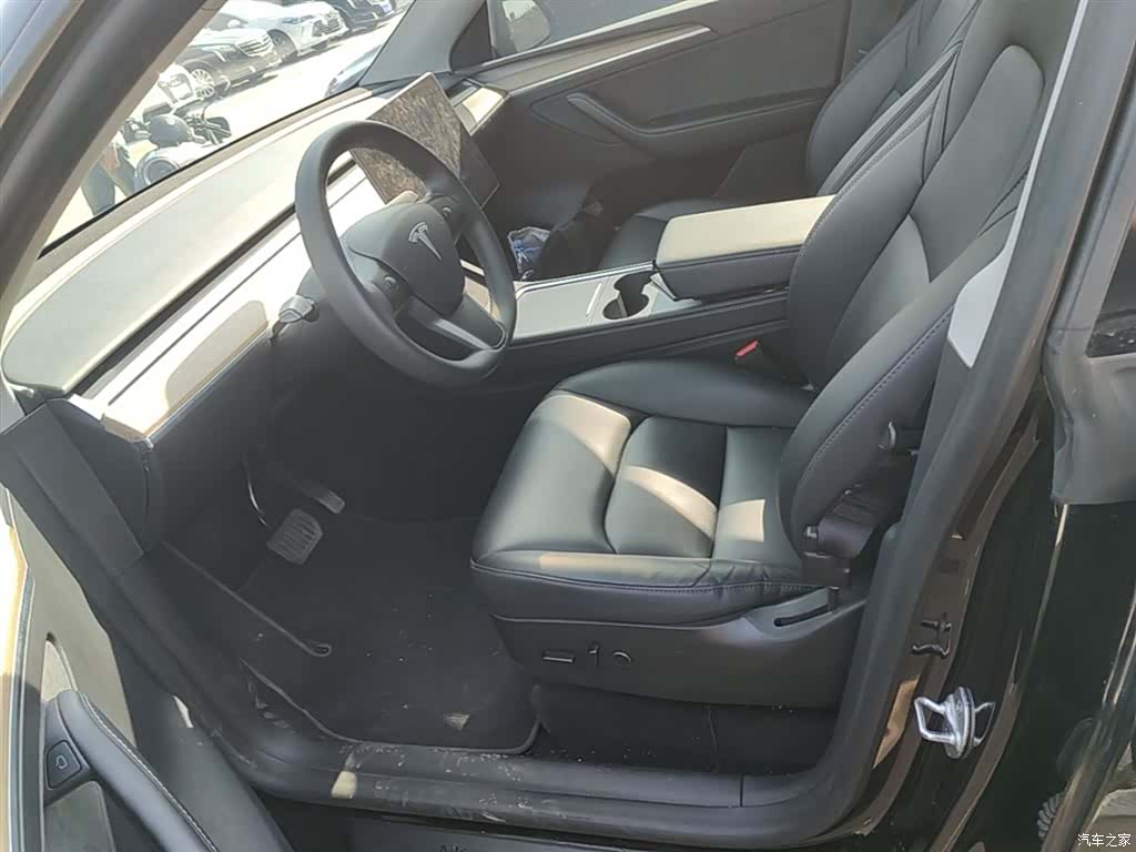 Tesla Model Y, 2023 15