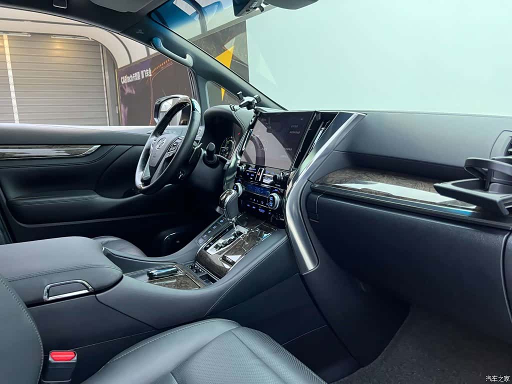 Toyota Vellfire, 2023 10