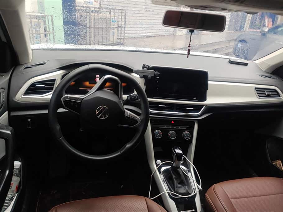 Volkswagen T-ROC exploring Songs