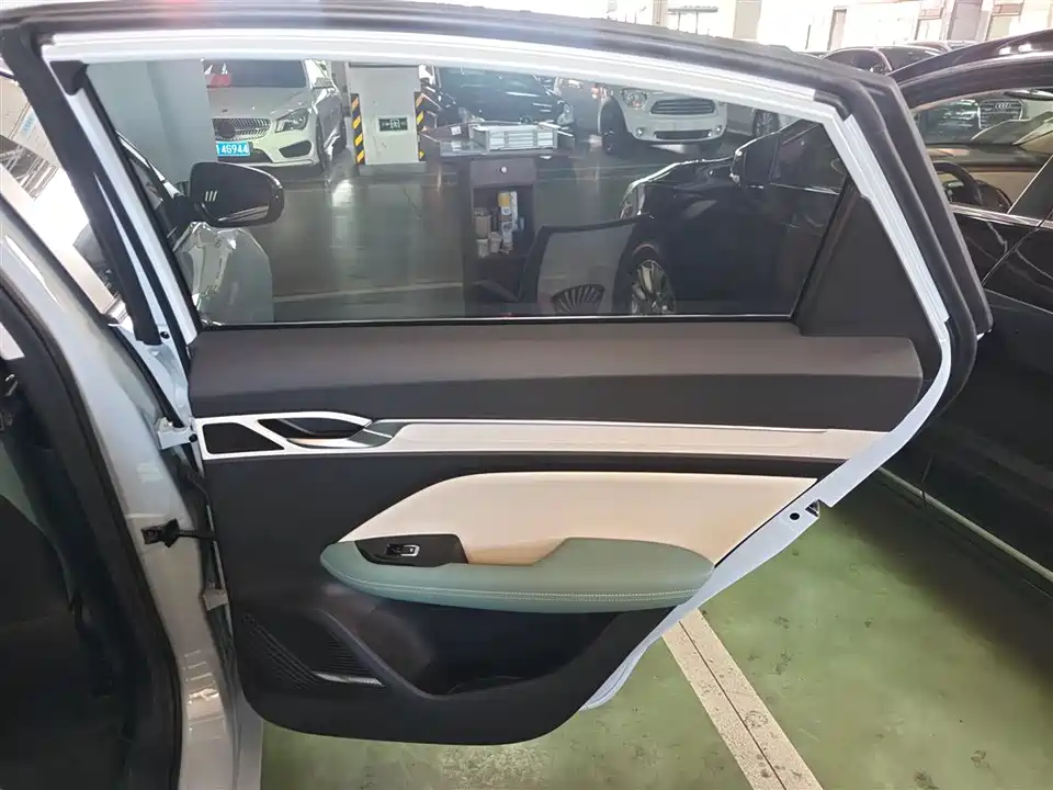 Geely Emgrand L HiP Geely Emgrand L HiP