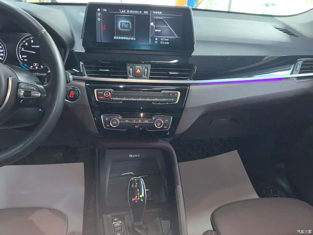 BMW X1, 2022 все фото