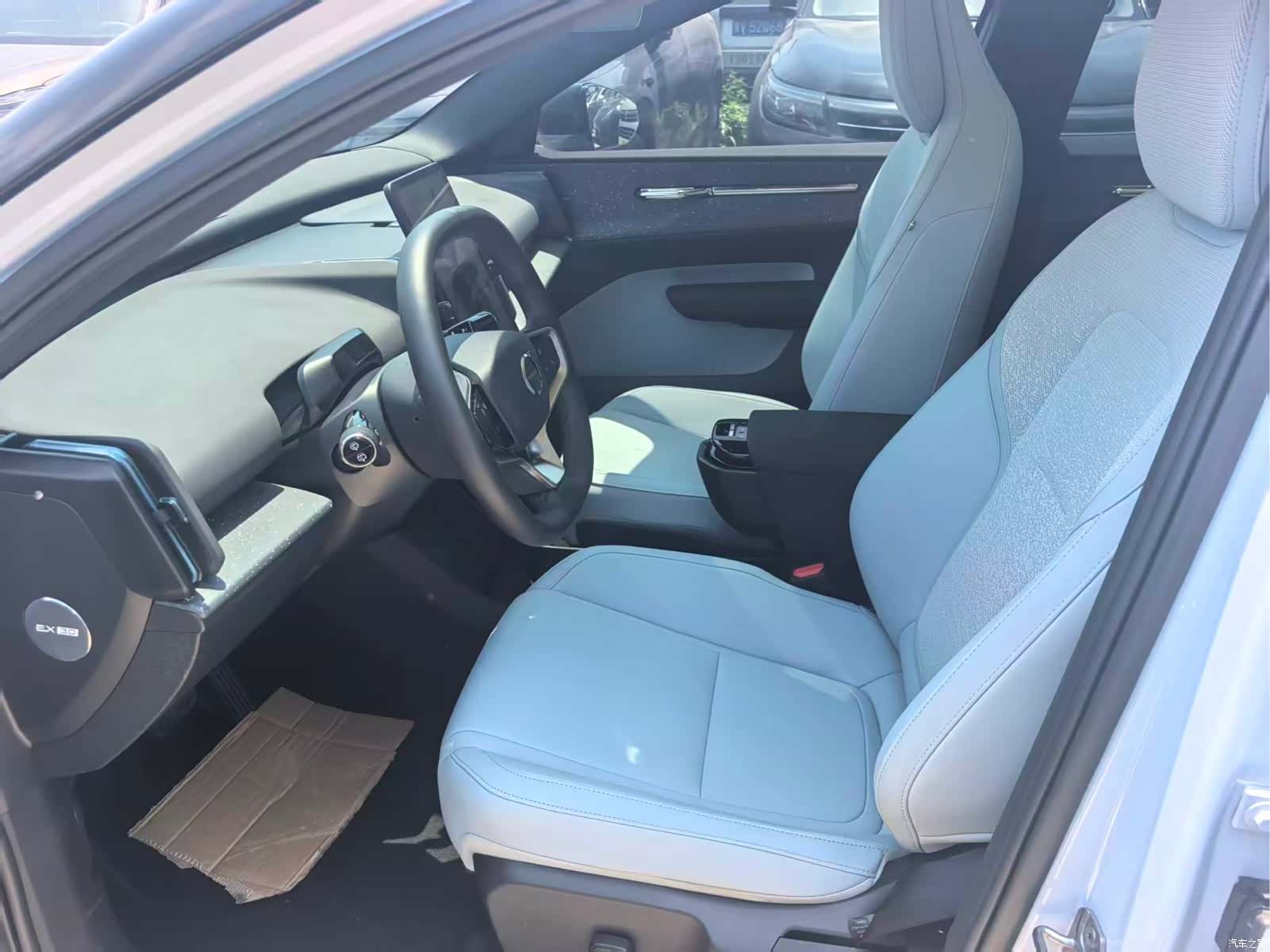 Volvo EX30, 2024 4