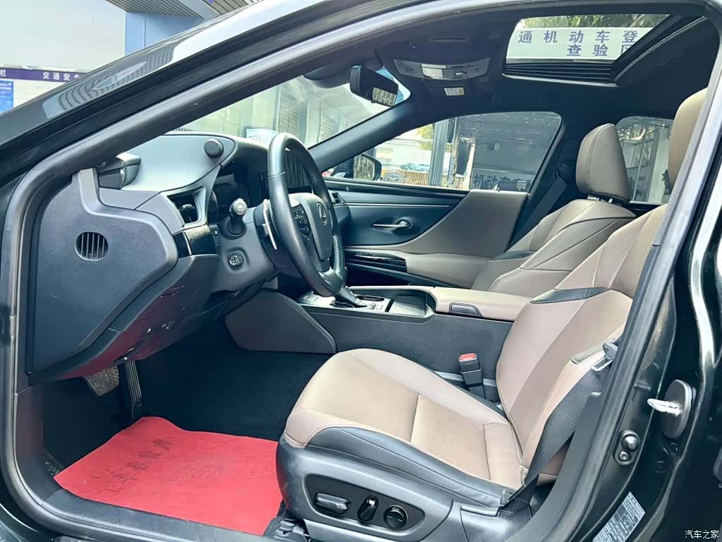 Lexus ES, 2024 4
