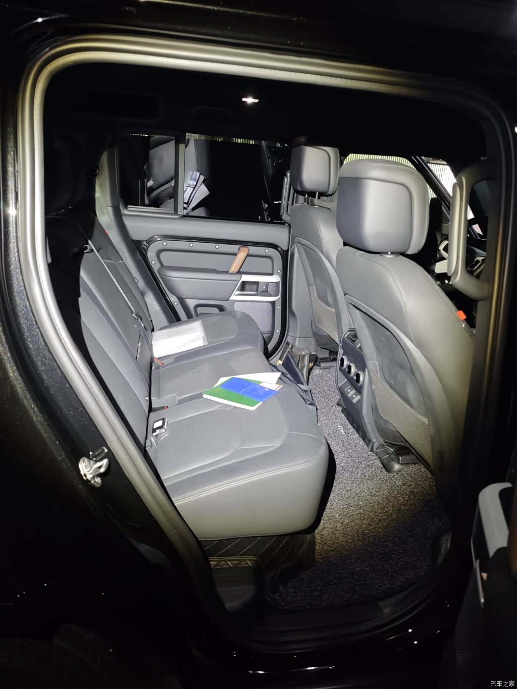 Land Rover Defender, 2024 6