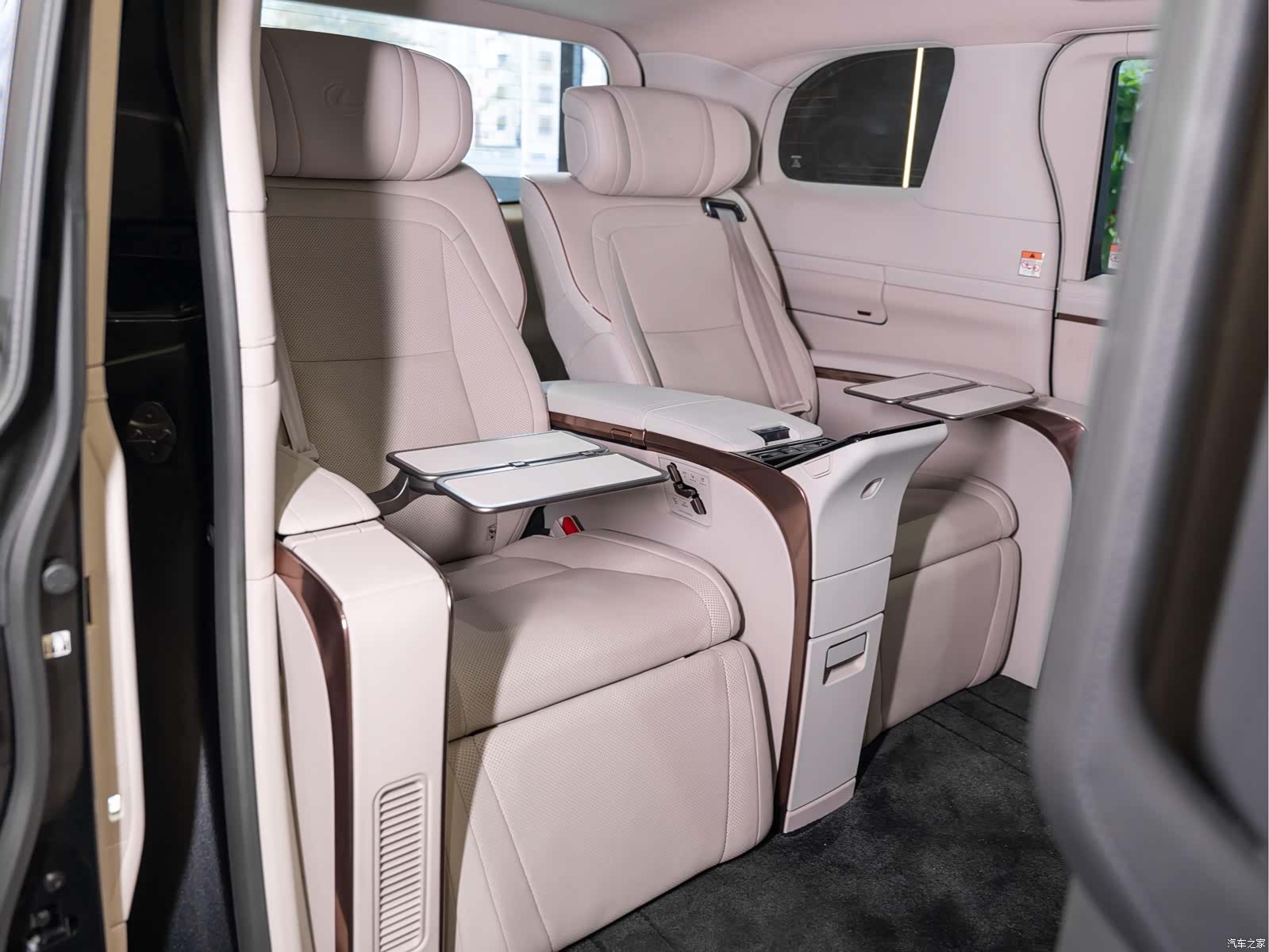 Lexus LM, 2026 16