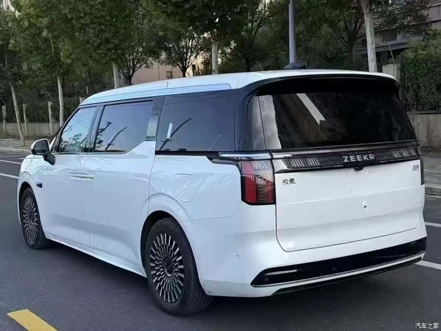 Zeekr 009, 2023 11