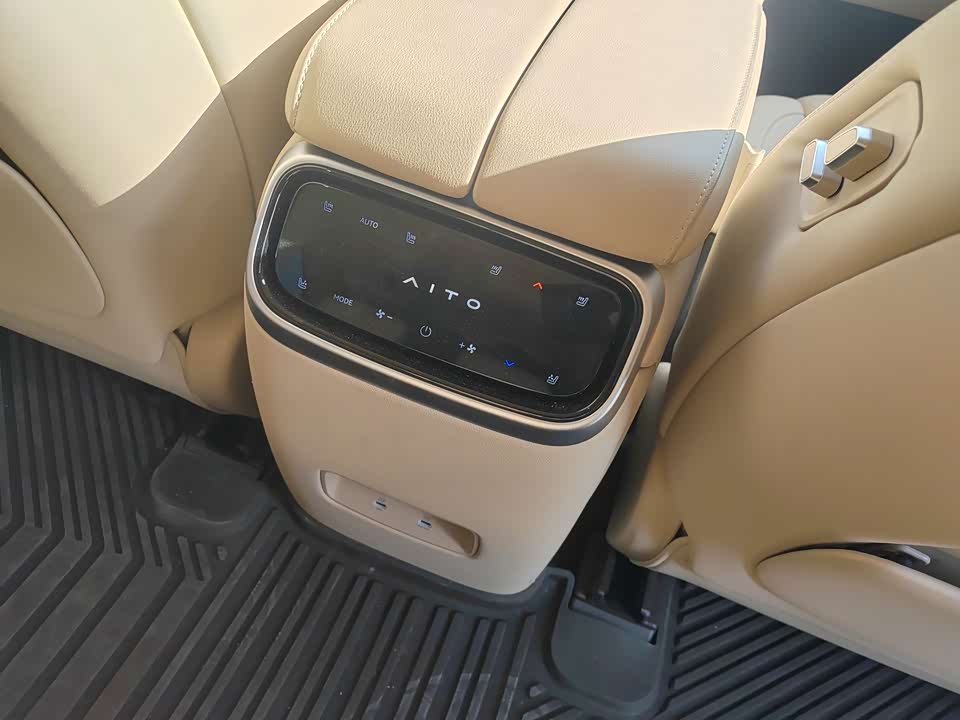 AITO Ask the world M7