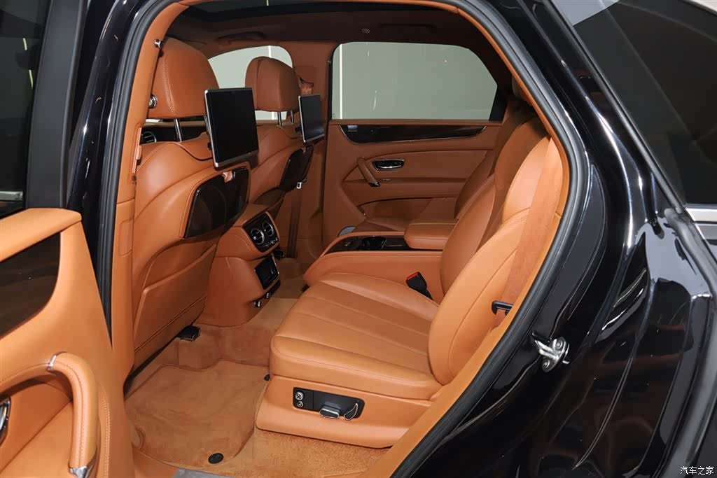 Bentley Bentayga, 2018 21