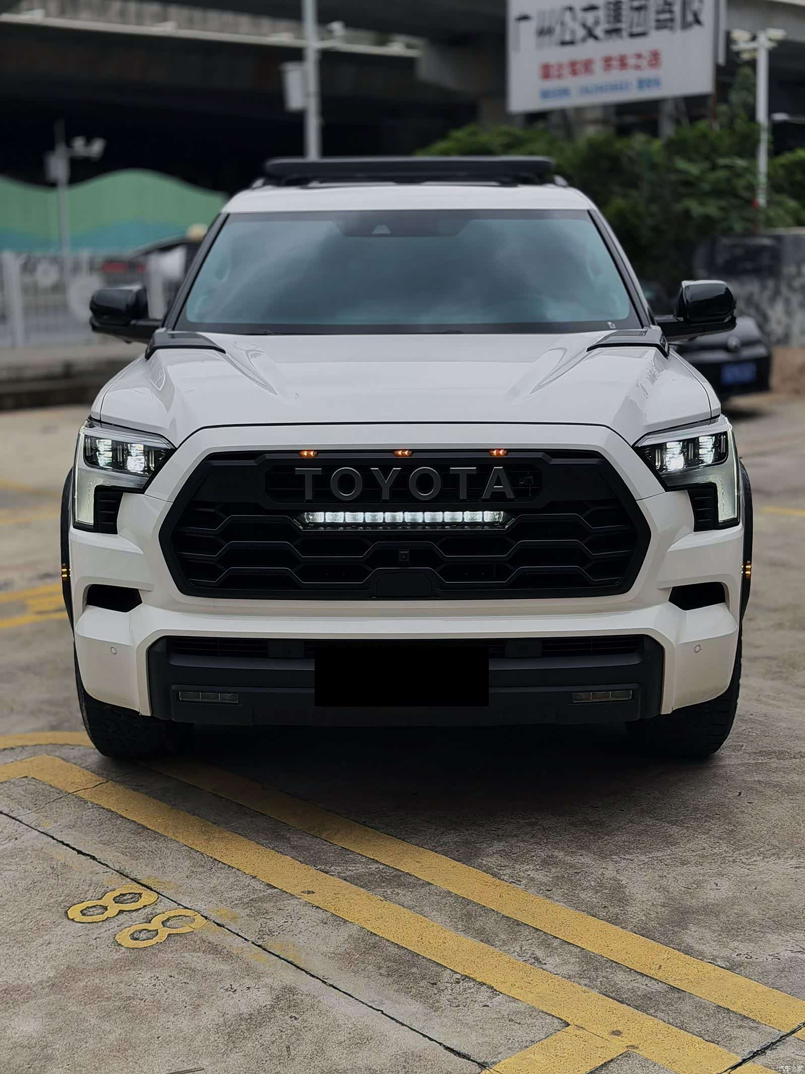 Toyota Sequoia, 2023 все фото