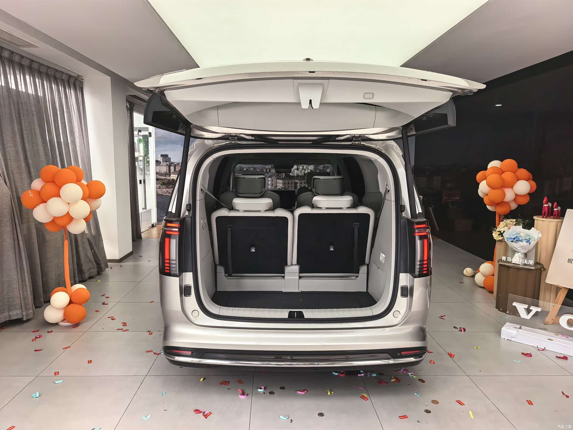 Volvo EM90, 2024 16