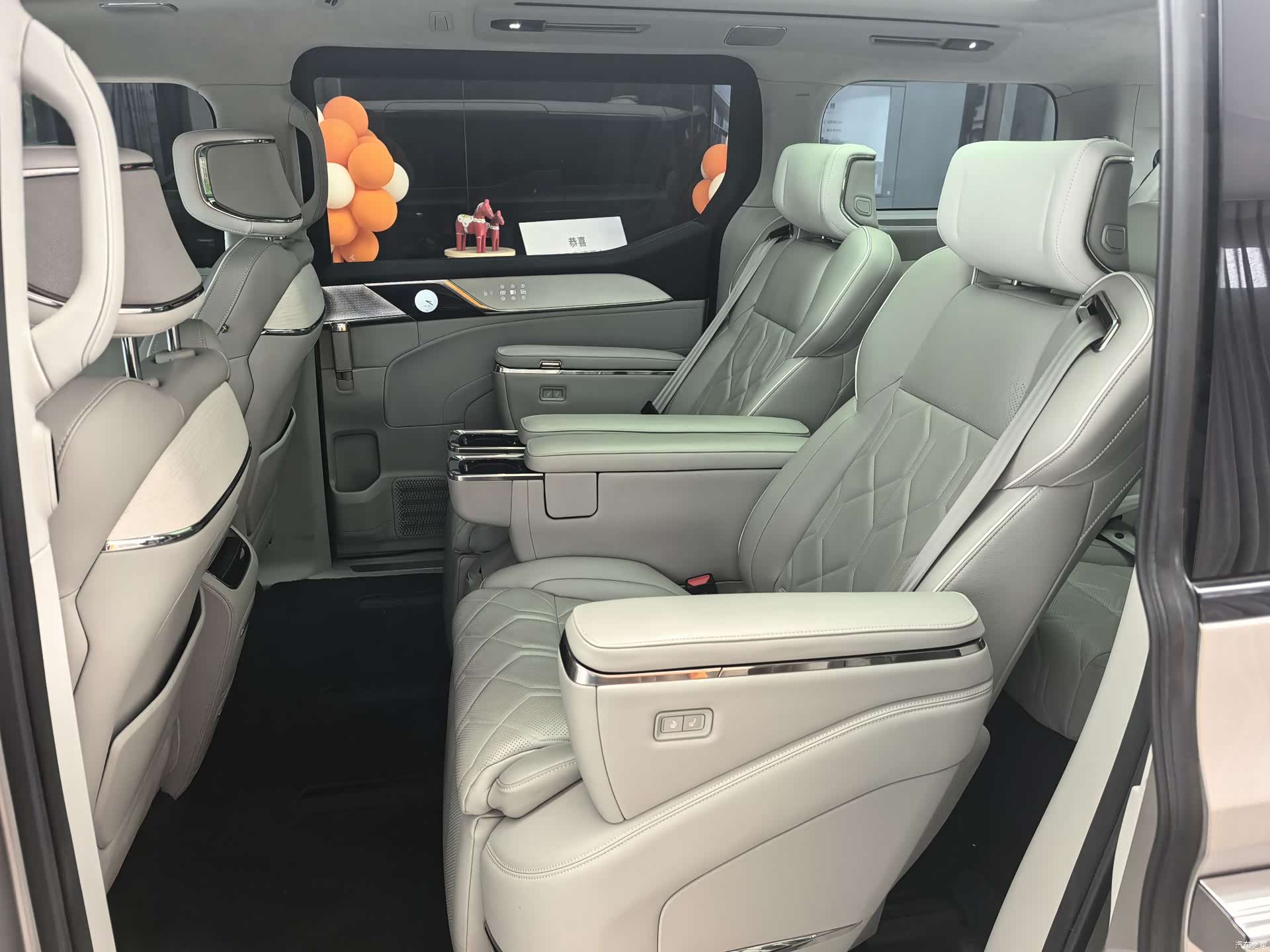 Volvo EM90, 2024 6