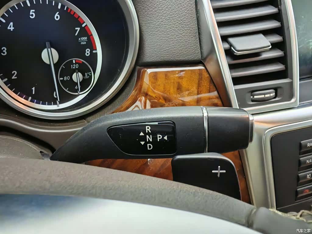 Mercedes-Benz M-Class, 2015 13
