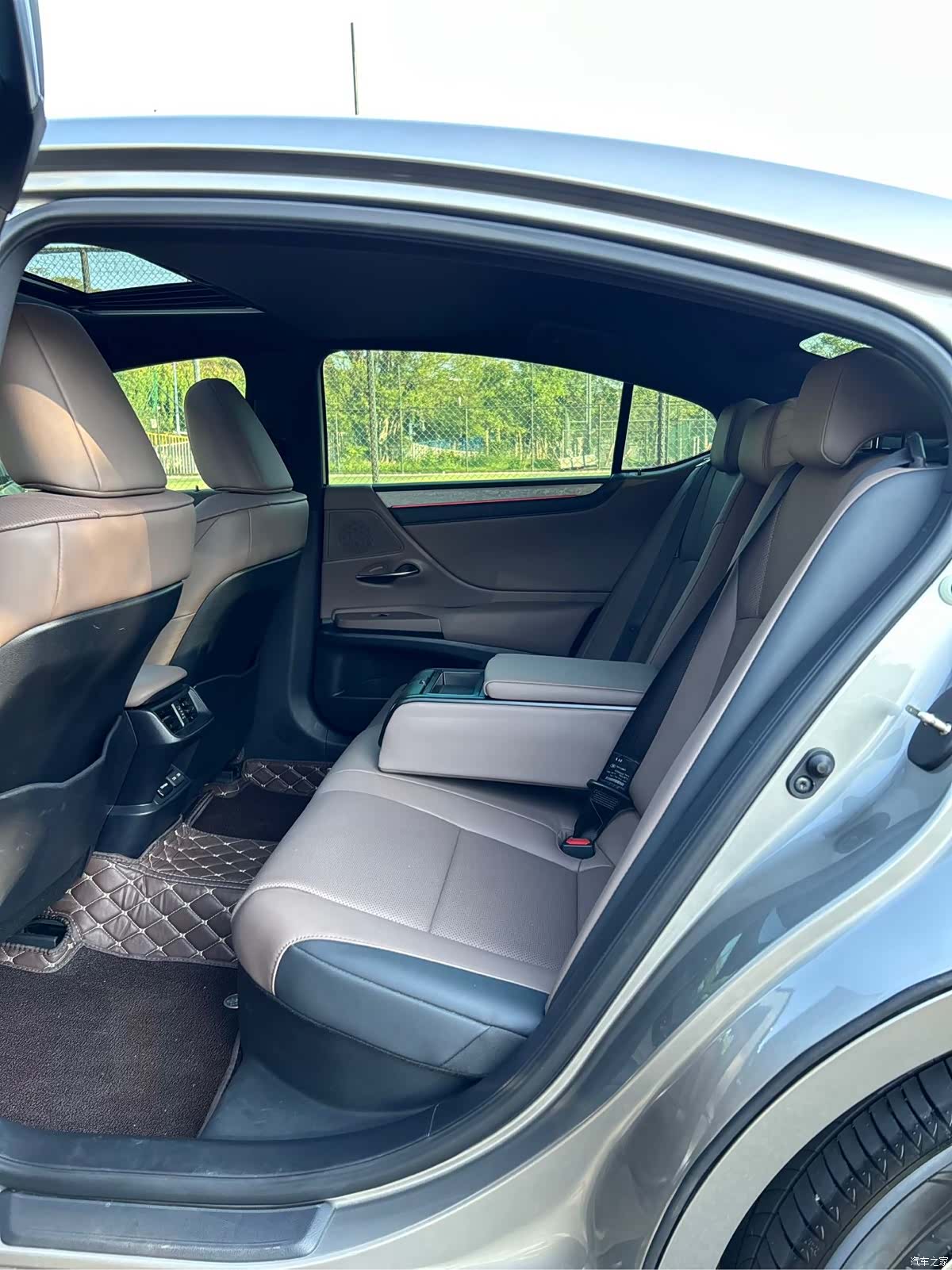 Lexus ES, 2025 12