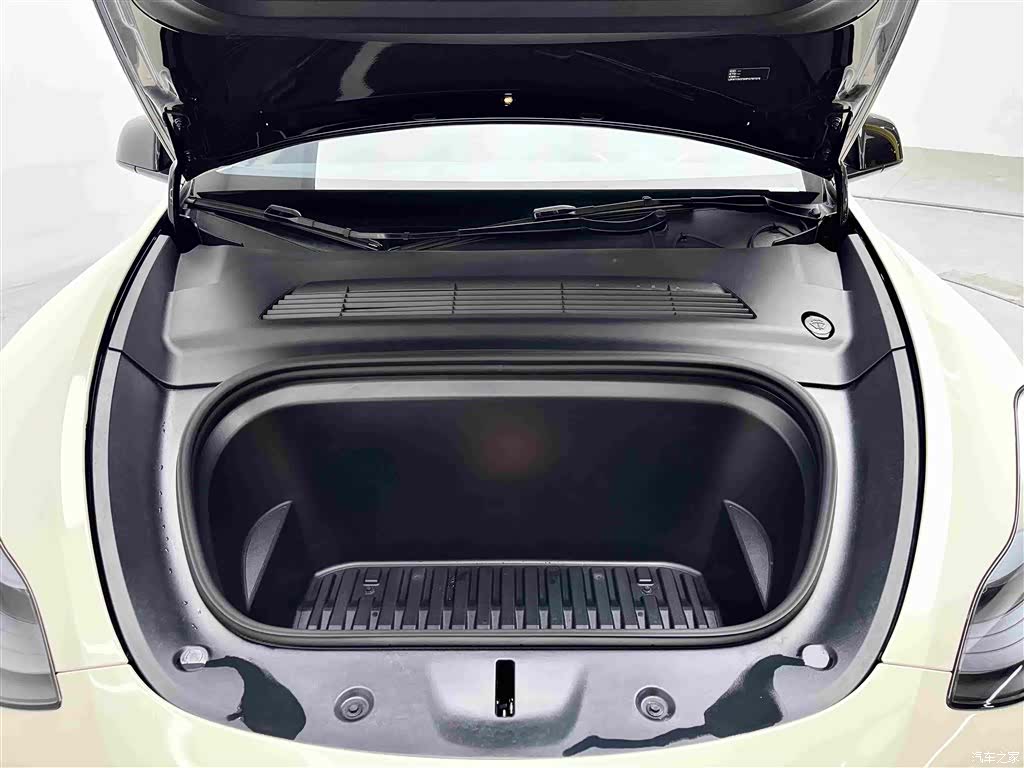 Tesla Model Y, 2023 16