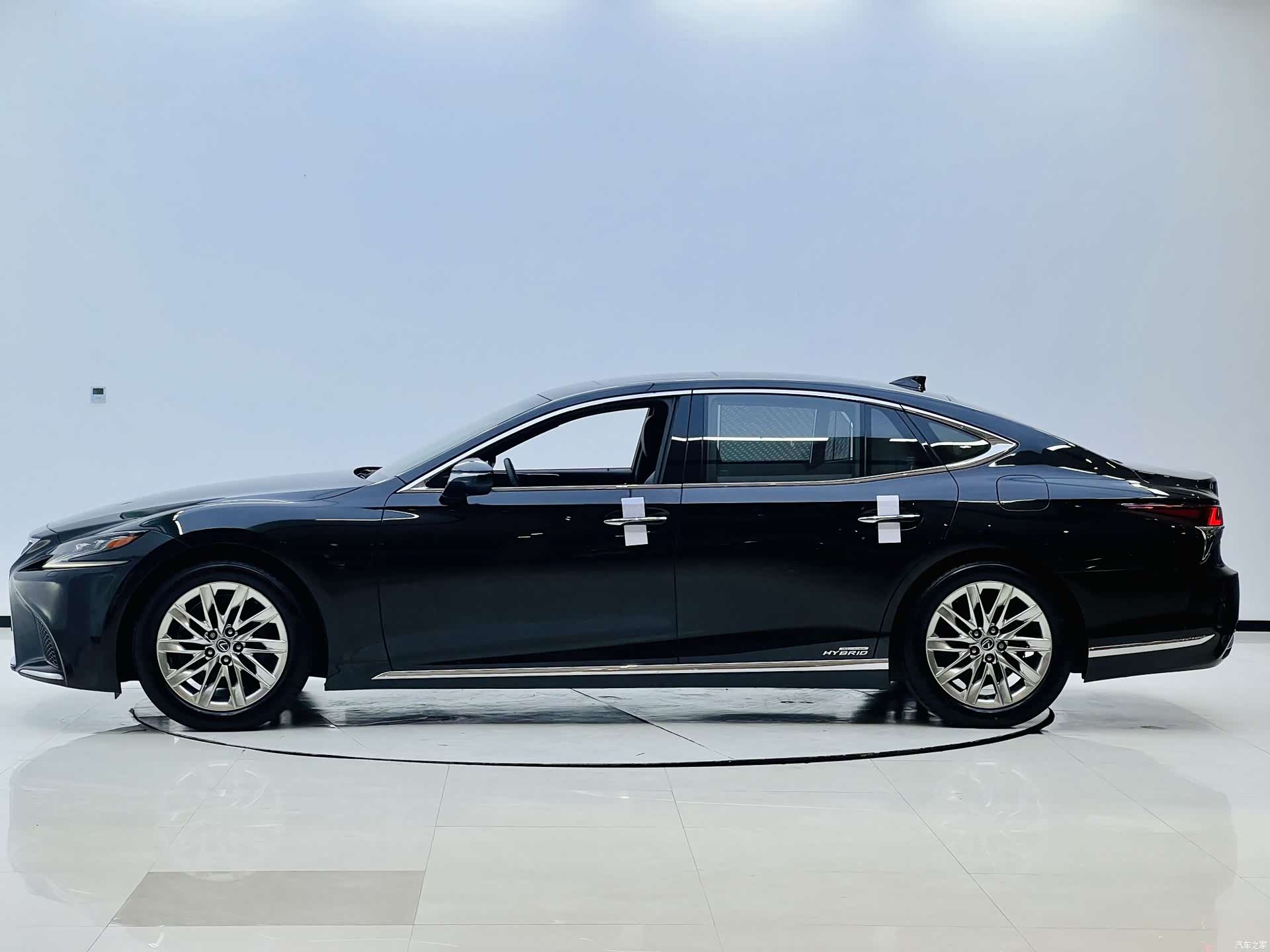 Lexus LS, 2020 3