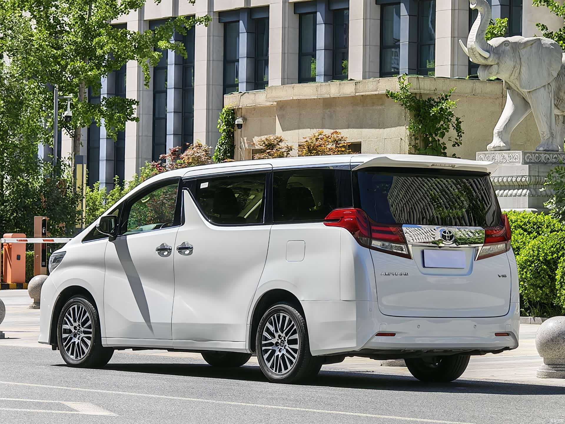 Toyota Alphard, 2016 3