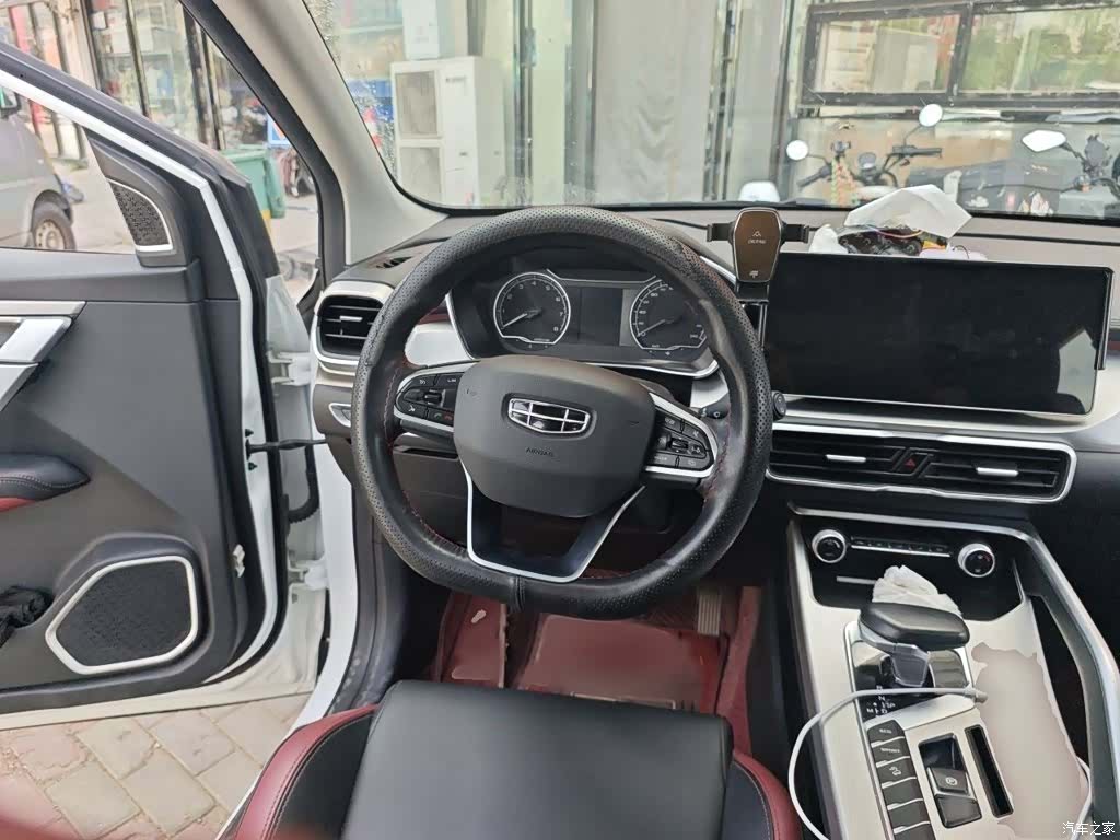 Geely Coolray, 2022 3