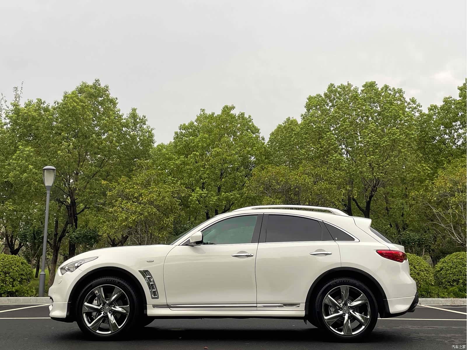 Infiniti FX35, 2012 4