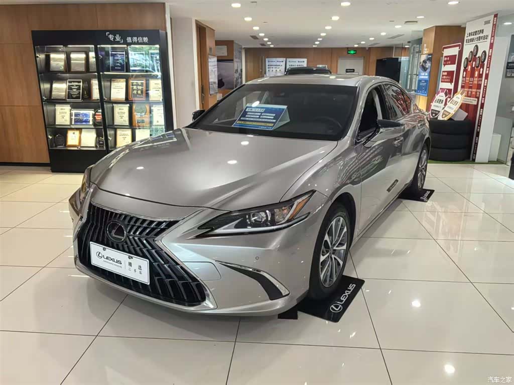 Lexus ES, 2022 1