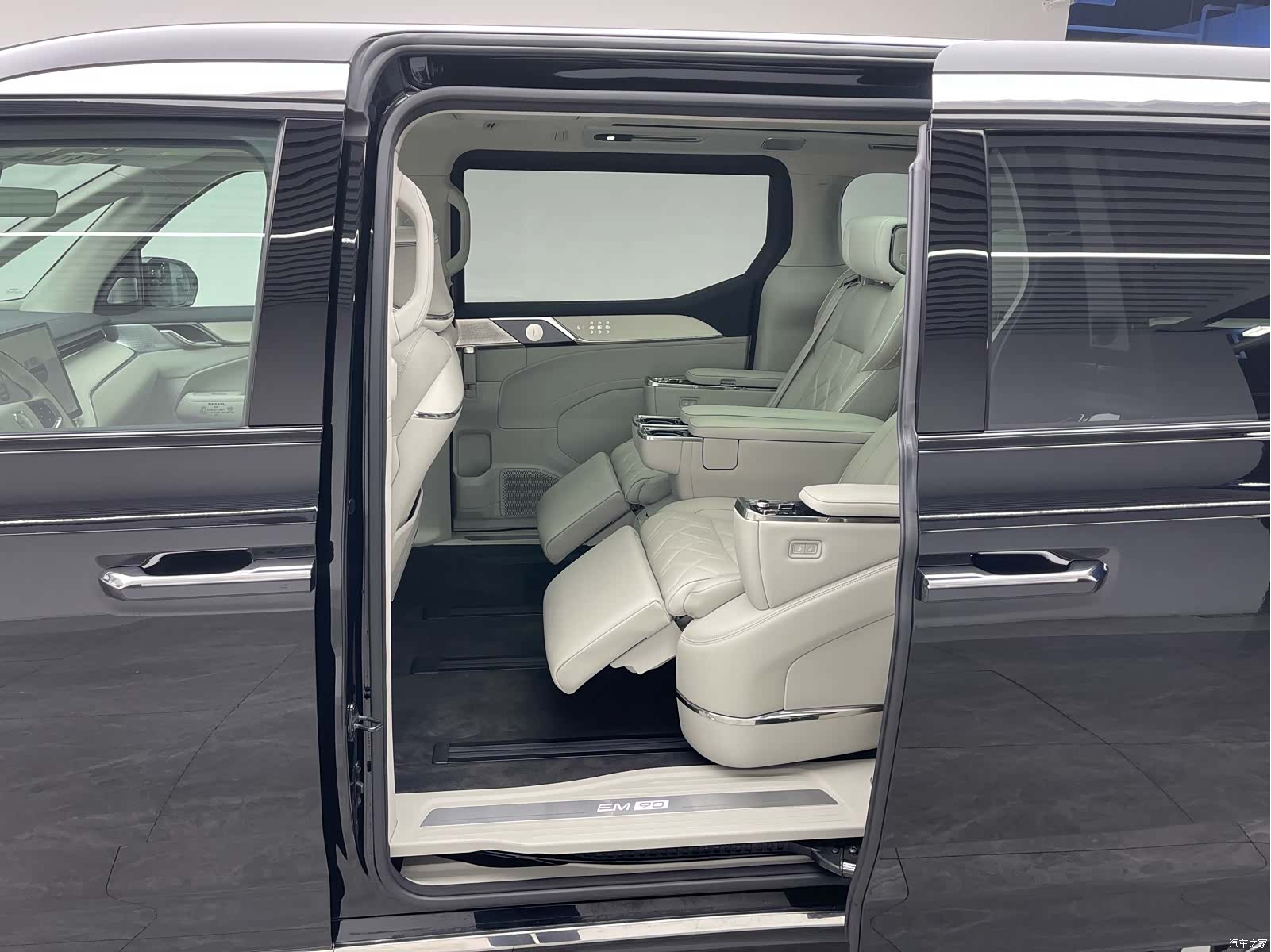 Volvo EM90, 2024 17