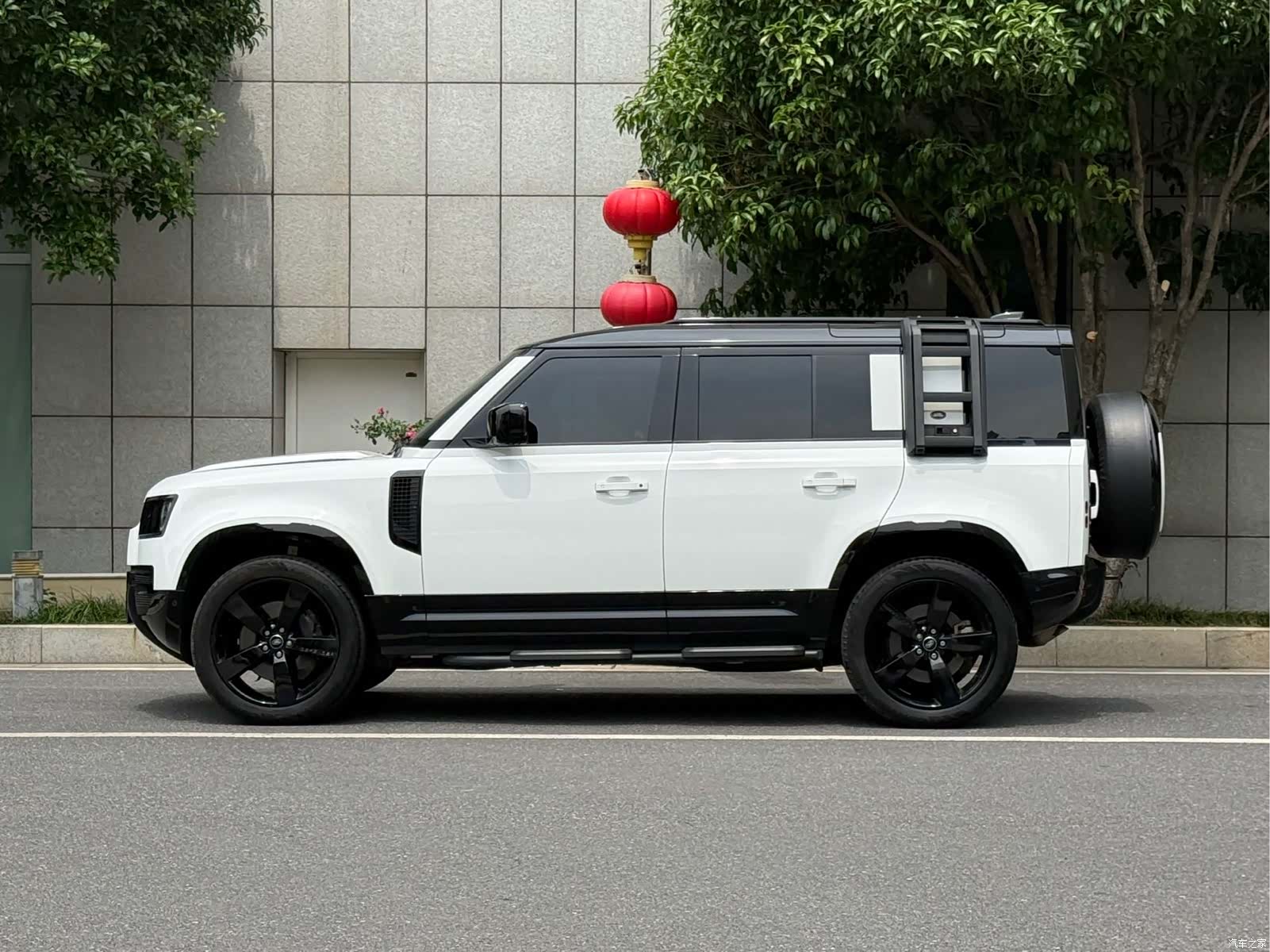 Land Rover Defender, 2024 3