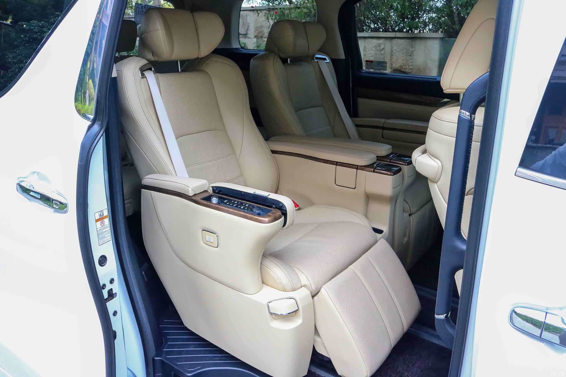 Toyota Alphard, 2018 8