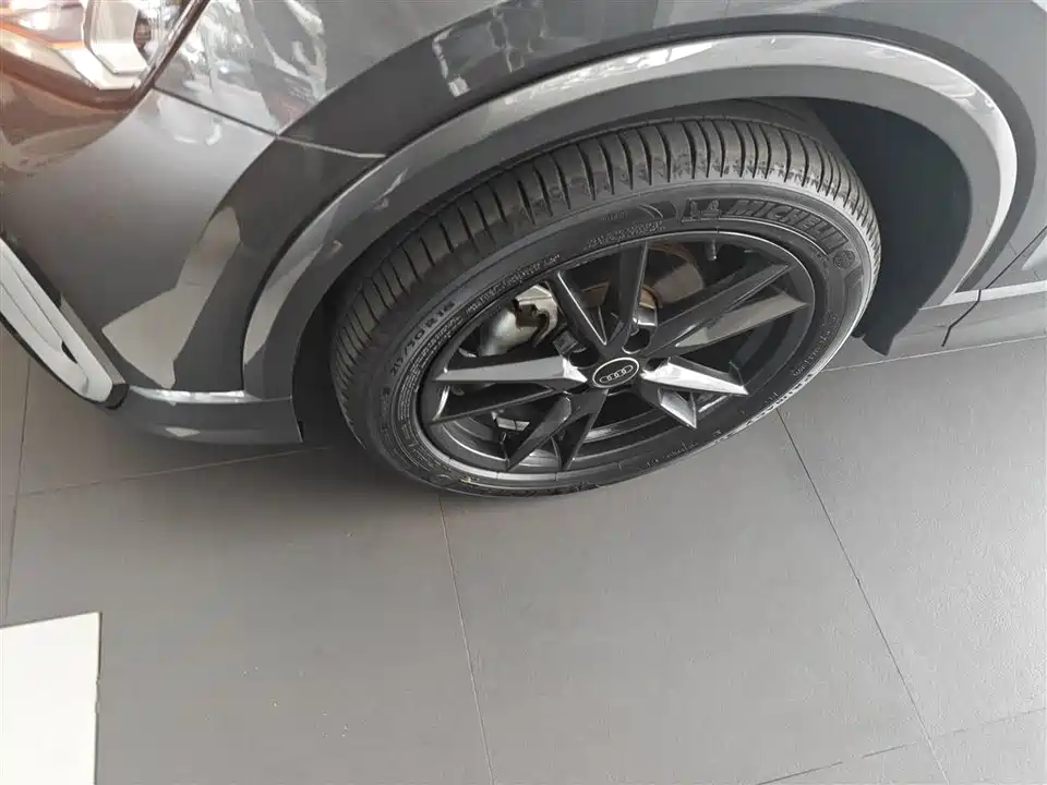 Audi Q2L