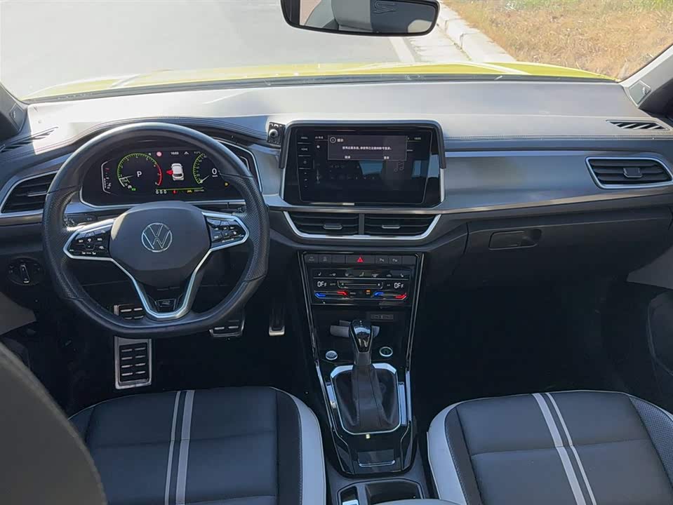 Volkswagen T-ROC exploring Songs