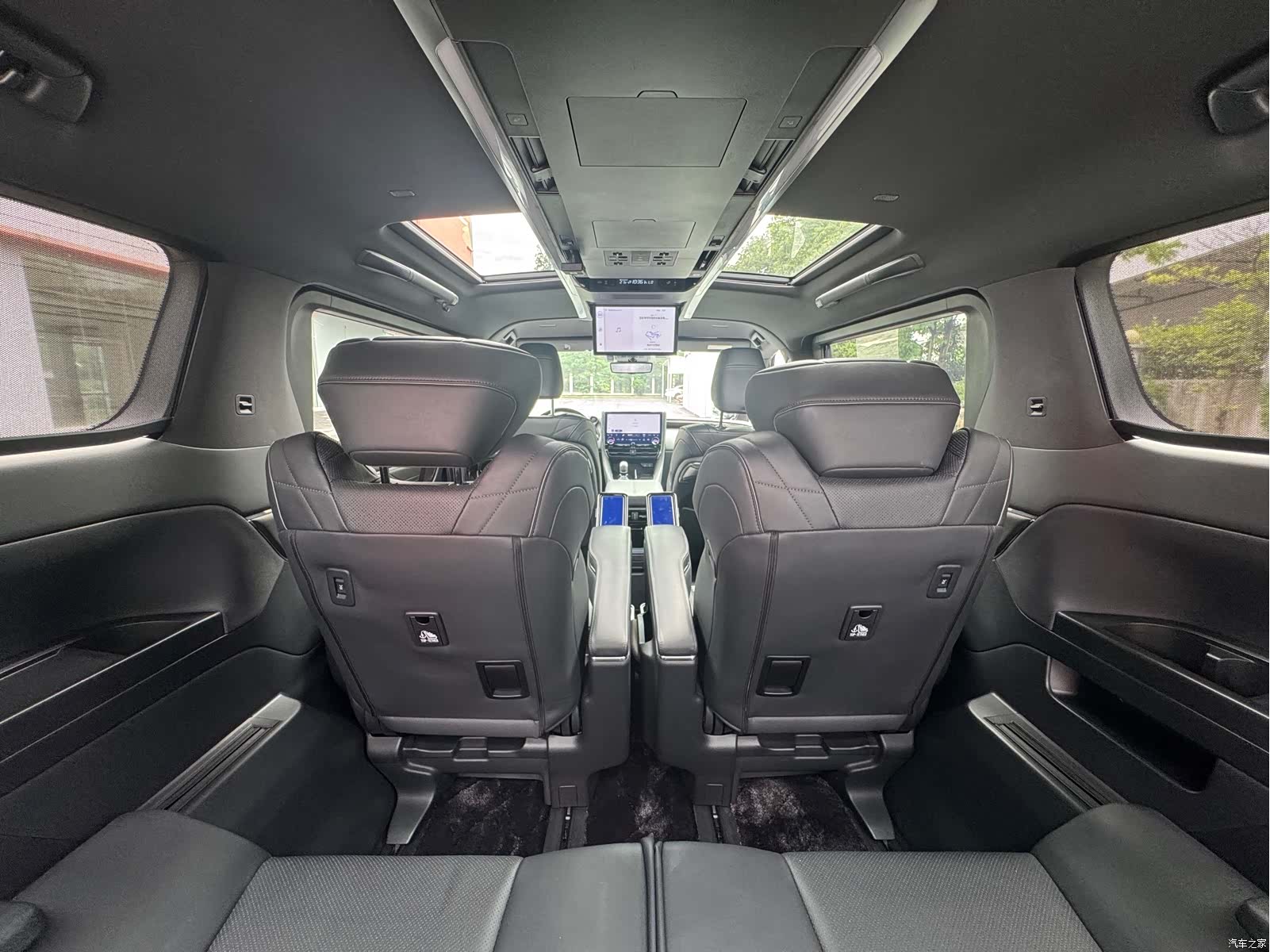 Toyota Alphard, 2023 10