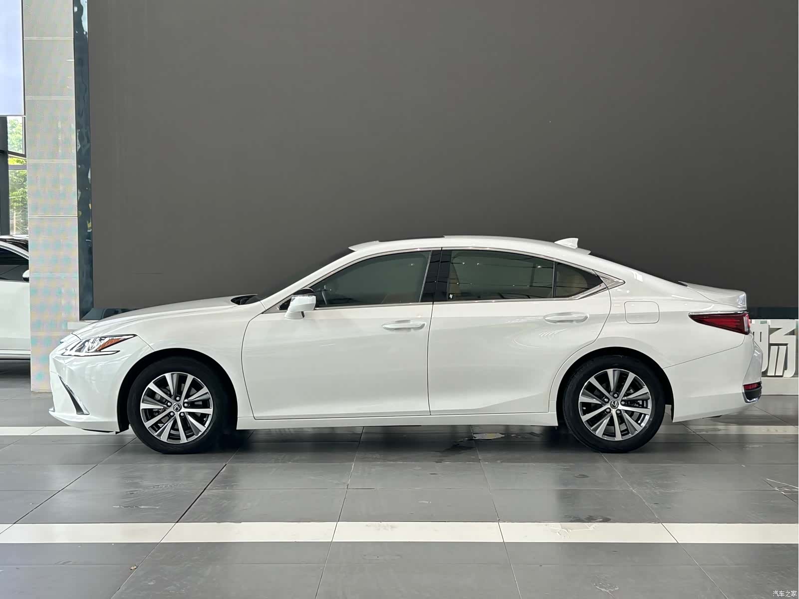 Lexus ES, 2019 9