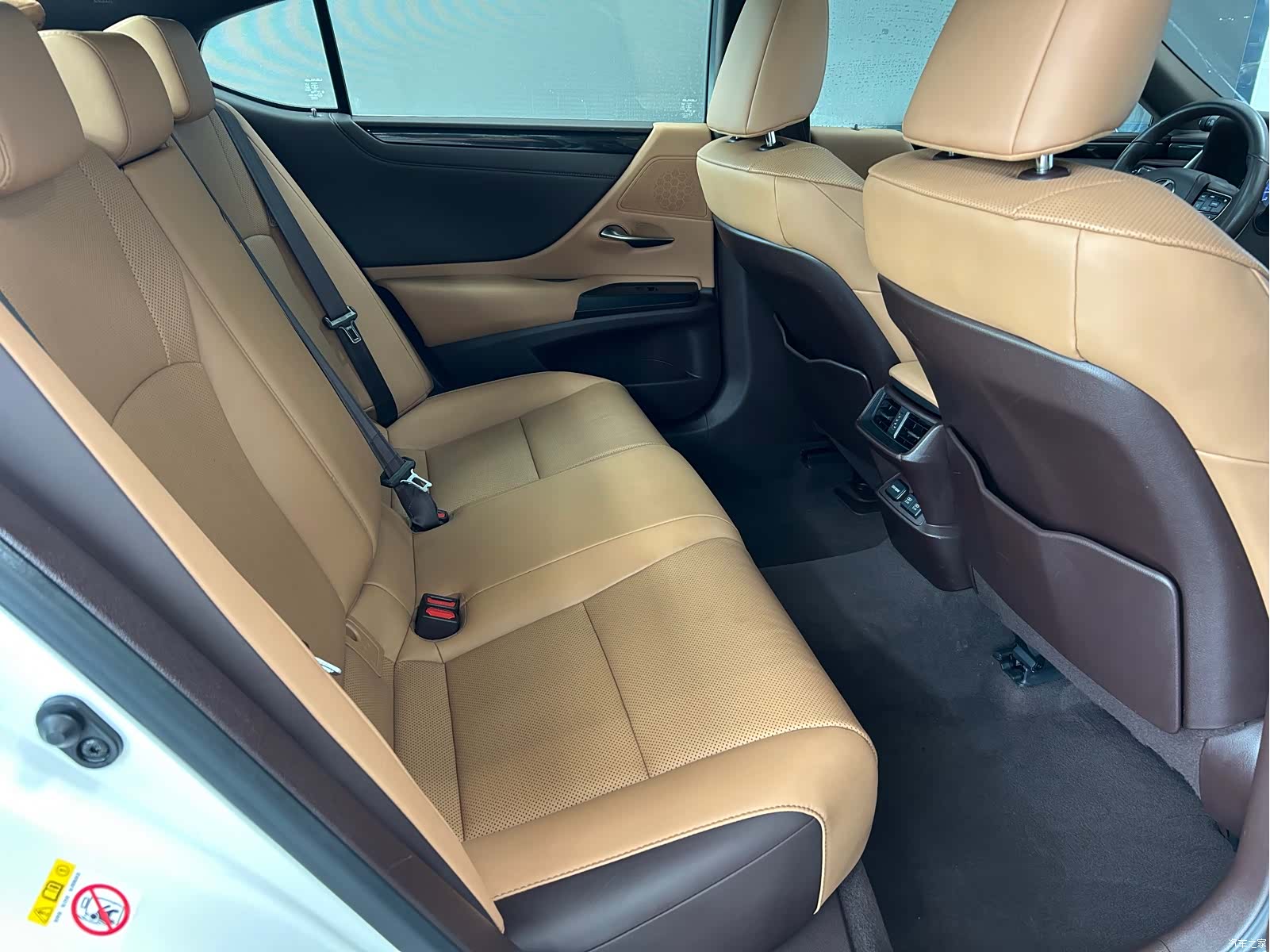 Lexus ES, 2019 4