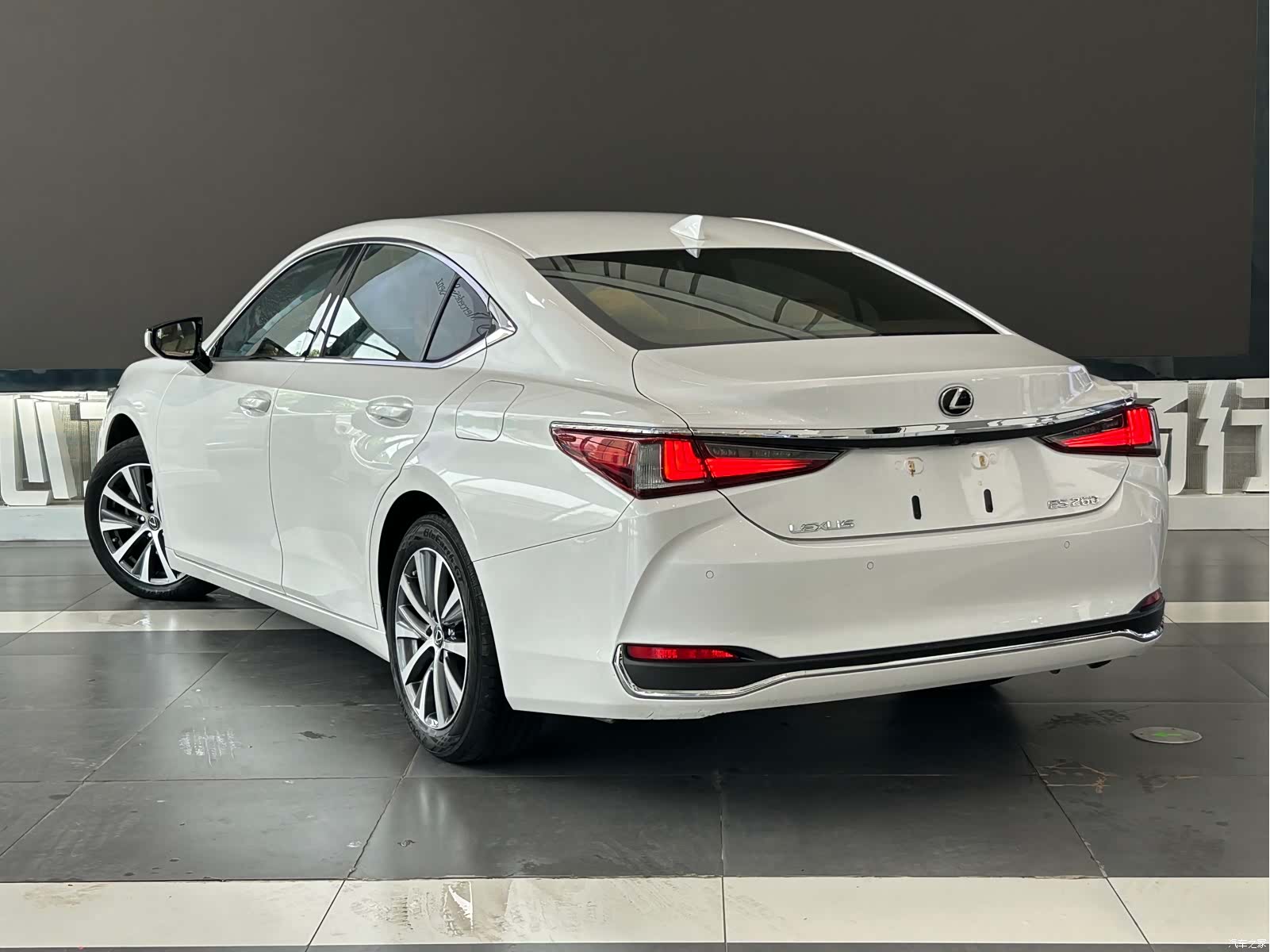 Lexus ES, 2019 12