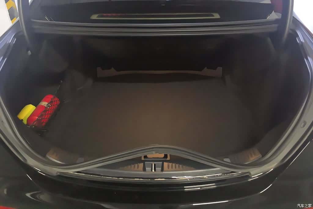 Mercedes-Benz E-Class, 2023 4