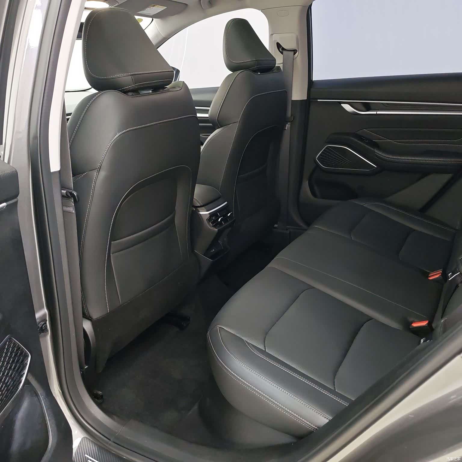 Geely Emgrand, 2022 9