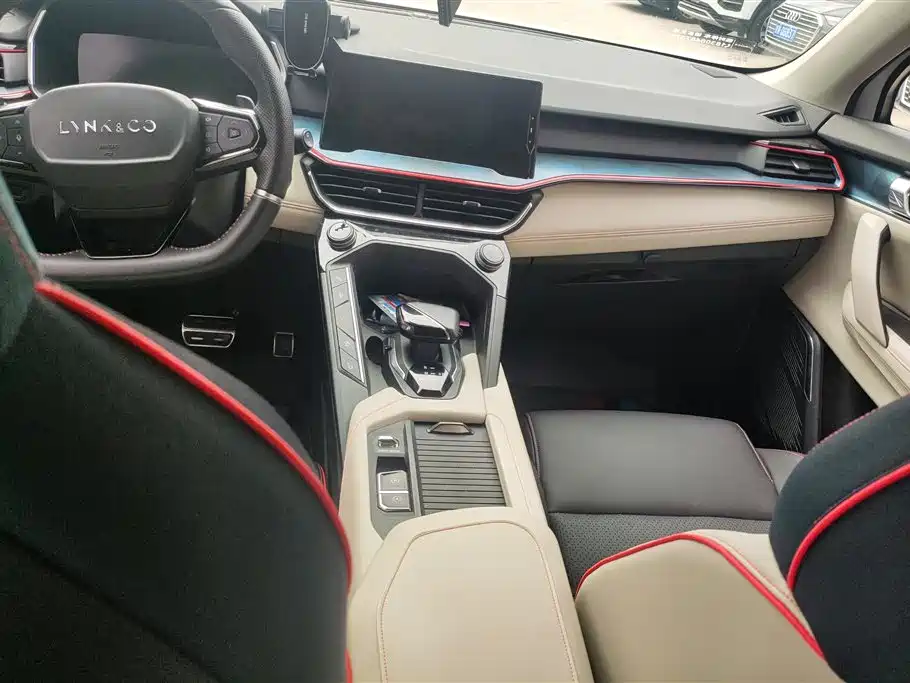 Lynk & Co 06